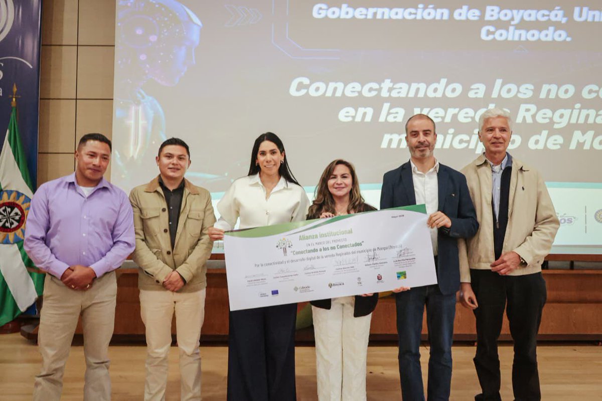 CarlosAmayaR's tweet photo. ✅ Firma de la alianza ‘Conectando a los no conectados’, junto al Ministerio, a la Unión Europea en Colombia y Colnodo, para cerrar brechas digitales en la vereda Reginaldo de Monguí.
✅ Firma de la alianza estratégica entre la @GobBoyaca y Amazon Web Services, que permitirá abrir 15.000 cupos gratuitos de formación en Inteligencia Artificial y habilidades digitales para las y los boyacenses.
✅ Además, acompañamos la Feria TIC donde el talento boyacense demuestra que la tecnología genera grandes oportunidades.

Agradecemos profundamente al Ministerio por su compromiso con nuestra tierra 🙌🏻. ¡Boyacá innova, evoluciona y lidera 💚💻!