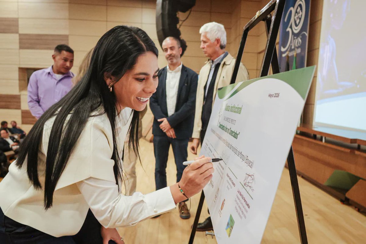 CarlosAmayaR's tweet photo. ✅ Firma de la alianza ‘Conectando a los no conectados’, junto al Ministerio, a la Unión Europea en Colombia y Colnodo, para cerrar brechas digitales en la vereda Reginaldo de Monguí.
✅ Firma de la alianza estratégica entre la @GobBoyaca y Amazon Web Services, que permitirá abrir 15.000 cupos gratuitos de formación en Inteligencia Artificial y habilidades digitales para las y los boyacenses.
✅ Además, acompañamos la Feria TIC donde el talento boyacense demuestra que la tecnología genera grandes oportunidades.

Agradecemos profundamente al Ministerio por su compromiso con nuestra tierra 🙌🏻. ¡Boyacá innova, evoluciona y lidera 💚💻!