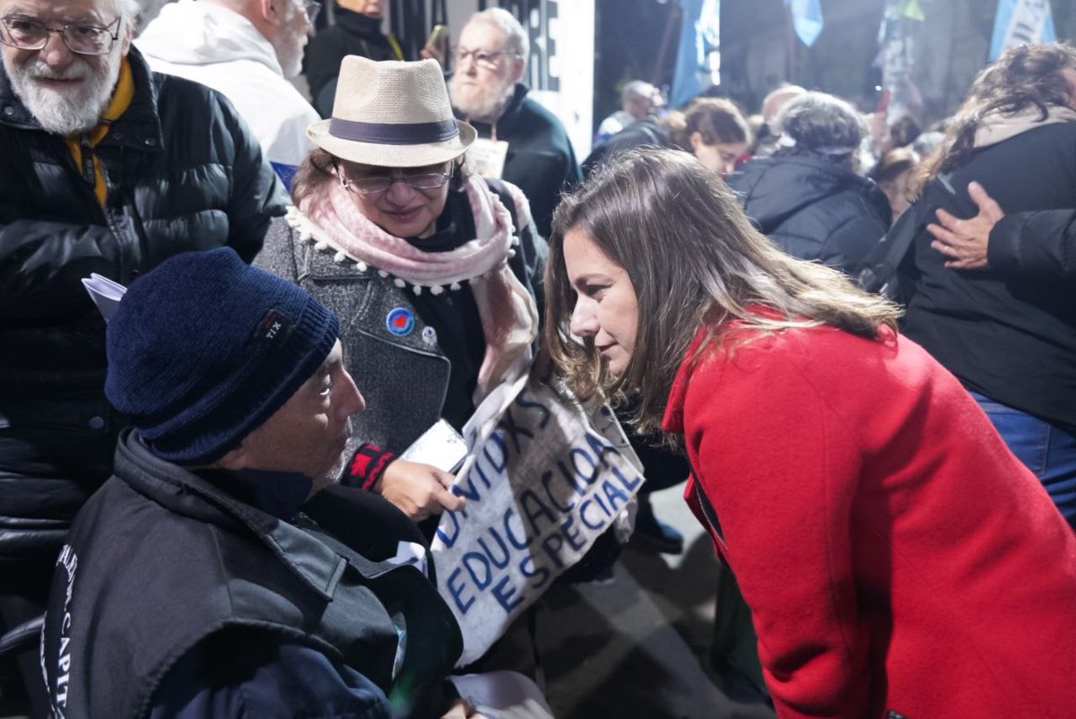 Vsiley's tweet photo. CRISTINA Y EL PUEBLO, UN SOLO❤️

¿Qué más te podemos pedir? Que no dejes de sonreír. ¿Qué te podemos ofrecer? No rendirnos, no aflojar, luchar, luchar y luchar.

Postales desde San José 1111 durante la charla abierta “Mafia Judicial y Democracia”, junto a @rodotailhade y @FedericoParuolo

#CristinaEsInocente
#CristinaLibre
#ArgentinaConCristina
