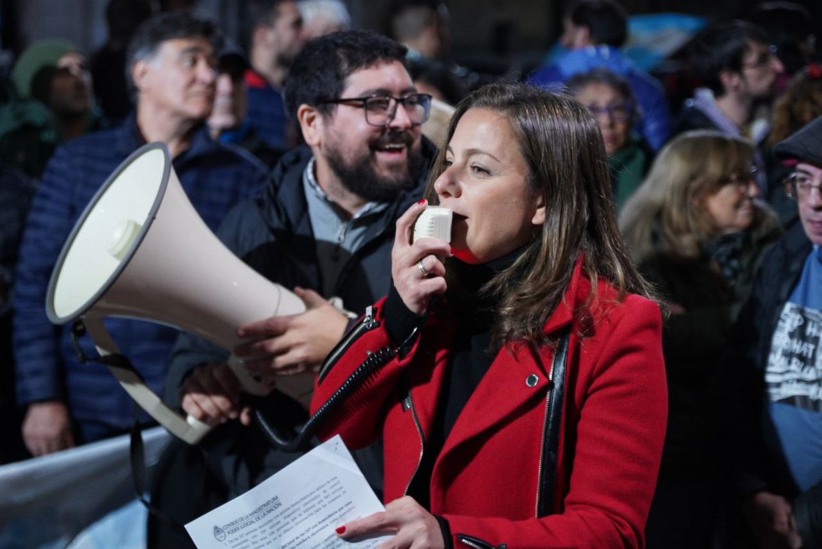 Vsiley's tweet photo. CRISTINA Y EL PUEBLO, UN SOLO❤️

¿Qué más te podemos pedir? Que no dejes de sonreír. ¿Qué te podemos ofrecer? No rendirnos, no aflojar, luchar, luchar y luchar.

Postales desde San José 1111 durante la charla abierta “Mafia Judicial y Democracia”, junto a @rodotailhade y @FedericoParuolo

#CristinaEsInocente
#CristinaLibre
#ArgentinaConCristina