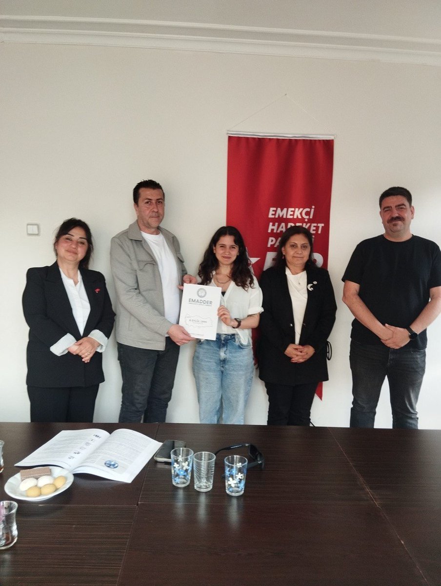 EmadDernegi's tweet photo. 🔴 EMADDER - EMEKÇİ HAREKET PARTİSİ ANKARA İL BAŞKANLIĞI’NA ZİYARET

@oykuilgiin
@EHPgenelmerkezi

Emeklilikte Adalet Derneği Yönetim Kurulumuzdan Osman Özbek, Şenda Gezer ve Nurcan Yalçın tarafından Emekçi Hareket Partisi Ankara İl Başkanlığı ziyaret edilerek, İl Başkanı Sayın Ilgın Gürses ile görüşme gerçekleştirilmiştir.

Gerçekleşen görüşmede; kademeli emeklilik mağduriyeti ve milyonlarca emekçinin yaşadığı adaletsizlik aktarılmış, güncel dosyamız kendilerine takdim edilmiştir.

Nazik kabulleri ve yapıcı yaklaşımları için Sayın Ilgın Gürses’e teşekkür ederiz.

Saygılarımızla,
Emeklilikte Adalet Derneği

@Akparti @MHP_Bilgi @iyiparti @herkesicinCHP @rprefahpartisi @tipgenelmerkez @zaferpartisi @isikhanvedat @sgksosyalmedya @SaadetPartisi @devapartisi @anahtarparti @bbpgenelmerkez @DSPGenelMerkez @GelecekPartiTR

@EmadDernegi
#SeçimiKademeBelirler