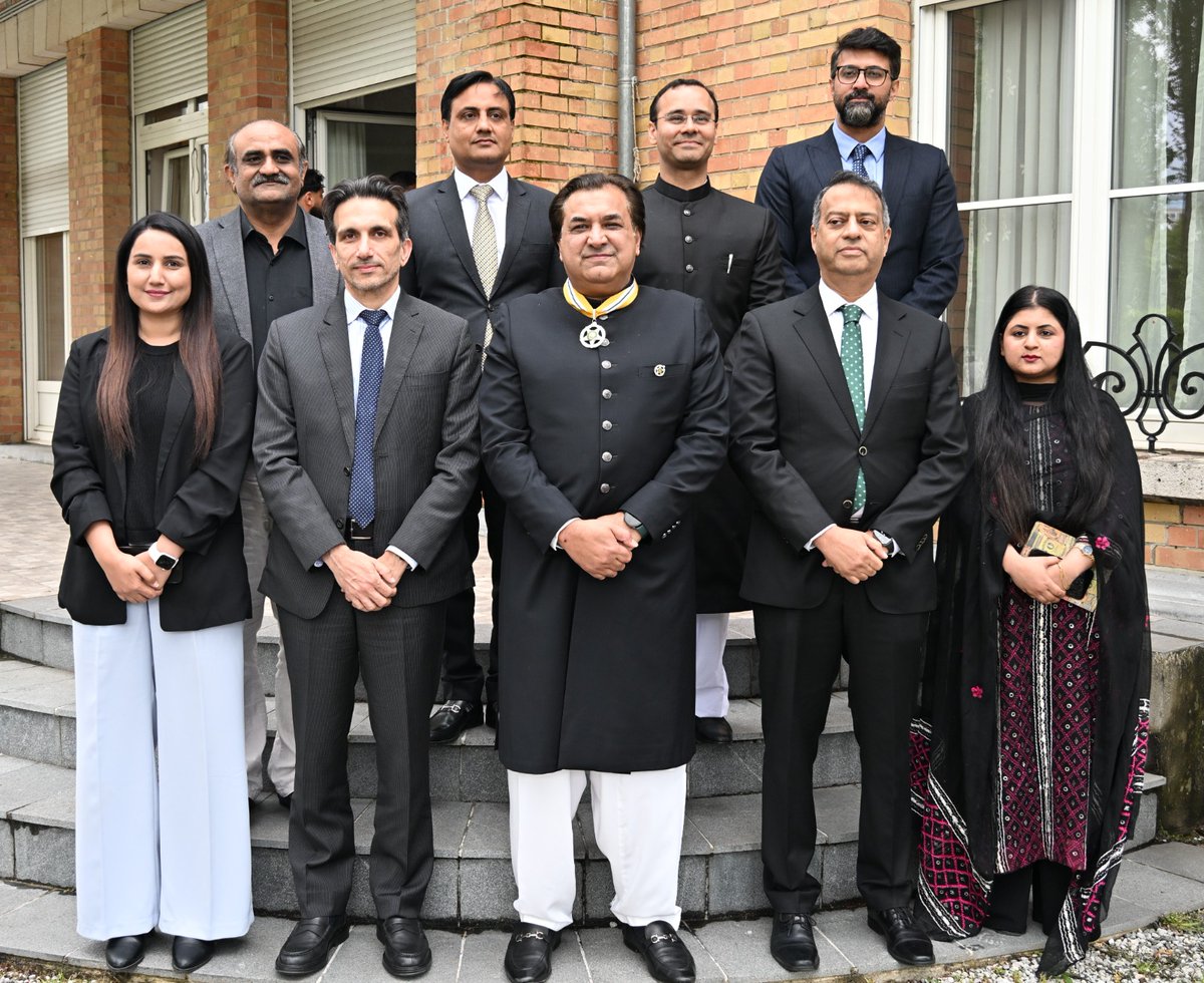 rahimhayat's tweet photo. Humbled by conferment of Sitara e Imtiaz by @GovtofPakistan. Resolved to continue to serve #Pakistan to best of one's abilities. Grateful to @PresOfPakistan PM @CMShehbaz and DPM-FM @MIshaqDar50 for this honour. https://t.co/5cNPWBTo37