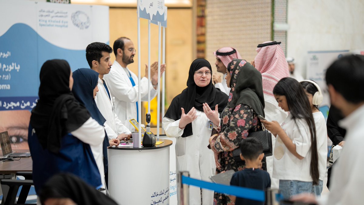 KKESHKSA's tweet photo. بمناسبة #أسبوع_الورم_الارومي_الشبكي 
نظم مستشفى الملك خالد التخصصي للعيون ومركز الأبحاث حملة توعوية للمراجعين والزوار بعنوان «أكثر من مجرد انعكاس»، بهدف توعيتهم بطرق التشخيص والوقاية. 
#RbWeek 
#أنتم_بالعيون https://t.co/Zdzc3T9Nvu