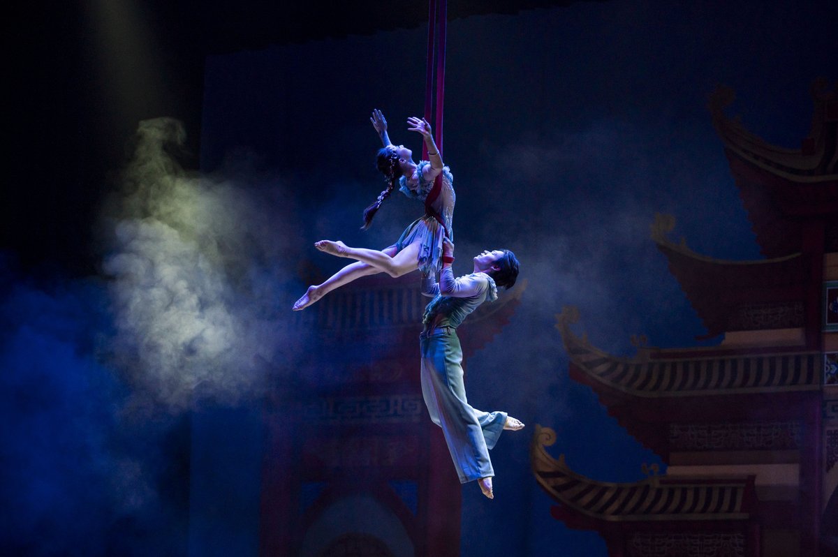 Rmiraflorestv's tweet photo. Del 1 al 9 de agosto, el Gran Circo de China presenta “El Último Dragón” en el Gran Teatro Nacional de Lima. Más de 30 artistas ofrecen acrobacias y teatro físico con elementos tradicionales y contemporáneos. Entradas en preventa hasta el 6 de junio. #Cultura #Perú https://t.co/4hTobo1FPC