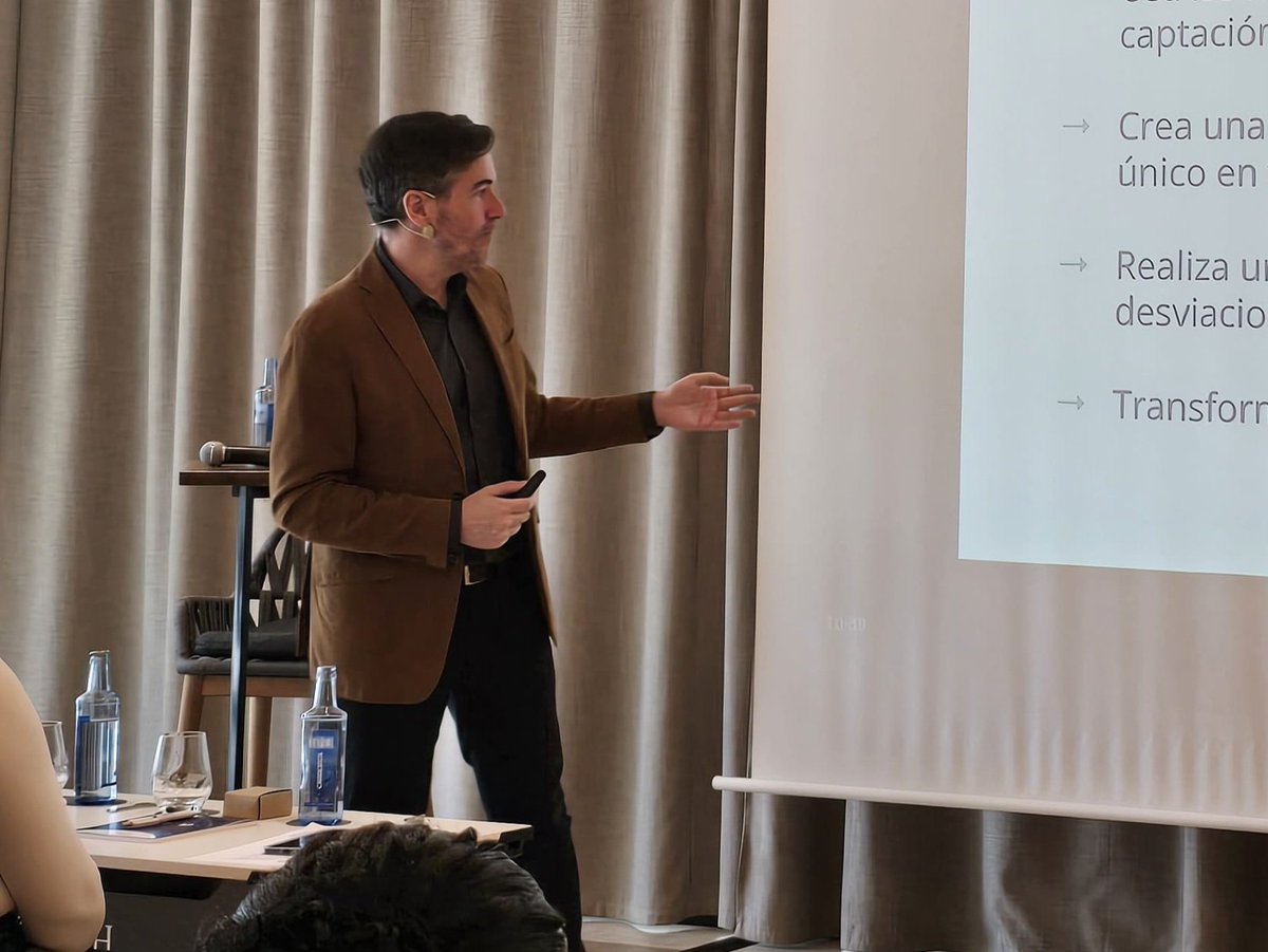_AlbertoPadilla's tweet photo. 📍 Hoy he estado impartiendo una sesión de #formación en #Vigo para un grupo de profesionales del sector #inmobiliario.

Nos hemos focalizado en las técnicas para llegar a aquellos propietarios que aún no son vendedores en el proceso de #captación.

@fotocasa @fotocasapro https://t.co/ygTciZNr3j