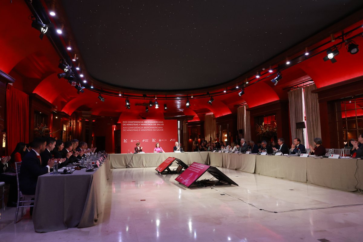 SEGIBdigital's tweet photo. 🏥 XVII Conferencia Iberoamericana de Ministras y Ministros de Salud 
🌎 Hoy, 14 de mayo en, las máximas autoridades sanitarias de los países iberoamericanos se han reunido en Madrid en el marco de los trabajos preparatorios a la XXX Cumbre Iberoamericana, adoptando una declaración que marca la hoja de ruta de la cooperación iberoamericana en materia de salud.
💜 Entre los compromisos más destacados figuran el refuerzo de la preparación y respuesta ante emergencias sanitarias, el impulso a la producción local y el acceso equitativo a tecnologías sanitarias, el reconocimiento de la salud mental como derecho humano fundamental, el fortalecimiento de la formación del personal sanitario y la cooperación regional en materia de enfermedades raras.
🤝 La Declaración encomienda expresamente a la SEGIB el seguimiento de los compromisos referidos a las Redes Iberoamericanas, aprovechando su capacidad técnica para favorecer la cooperación y el intercambio de buenas prácticas en los ámbitos priorizados.
Un paso más hacia la XXX Cumbre Iberoamericana de Madrid noviembre de 2026. 💙🌎
📖 Lee toda la información aquí: https://t.co/SUatPycOgu 

📸© Casa de S.M. el Rey y Ministerio de Sanidad