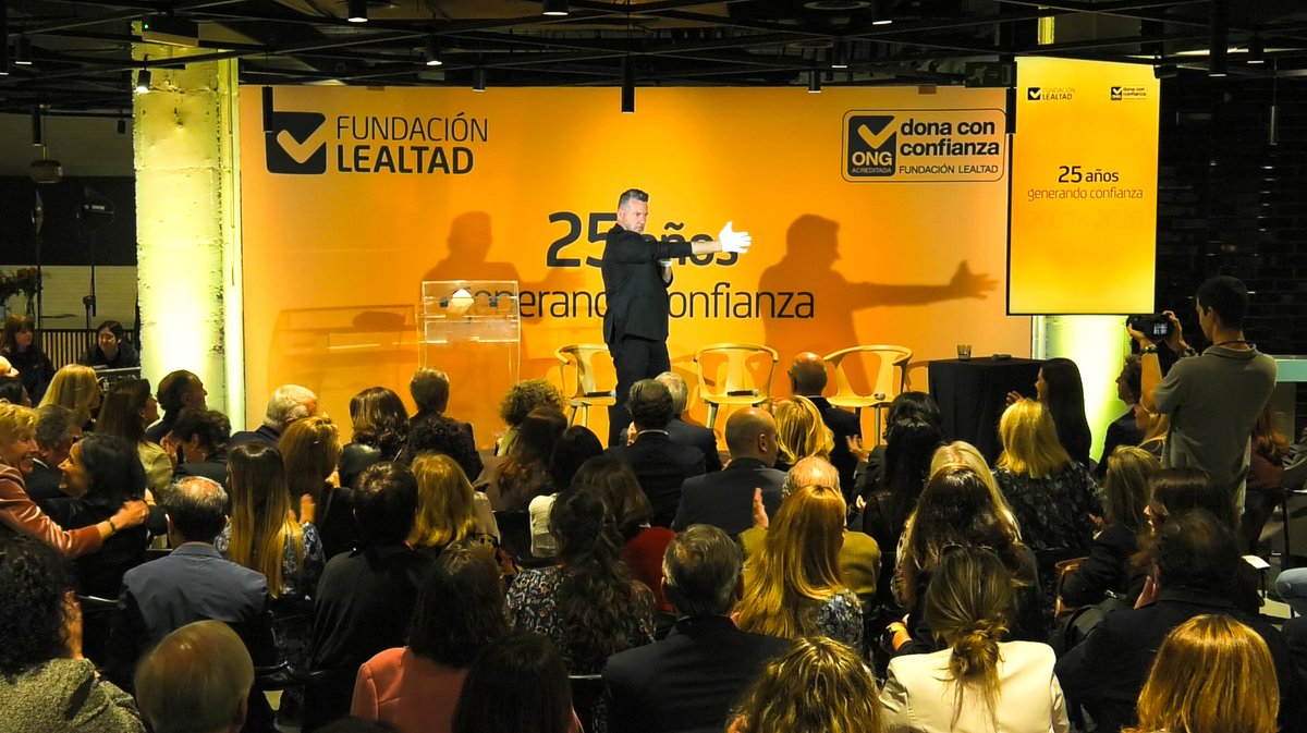 FundLealtad's tweet photo. Anoche celebramos los 25 años de Fundación Lealtad 🧡Gracias a todas las personas y organizaciones que nos habéis acompañado durante estos años. Gracias por ayudarnos a seguir #GenerandoConfianza #25AñosFundaciónLealtad https://t.co/OdSL5WqCjx