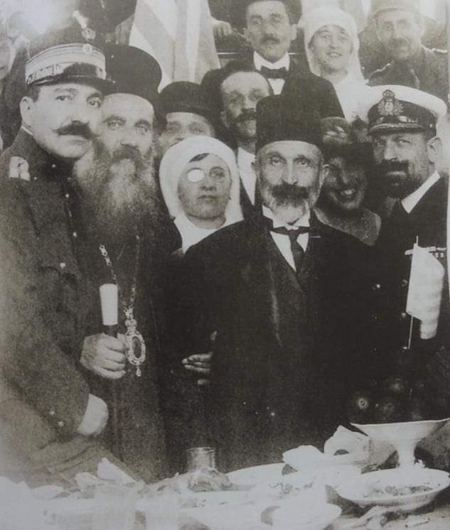 umtdogan71's tweet photo. Vahdettin'in has adamı İzmir Valisi Kambur İzzet, işgalci Yunanlarla birlikte bir ziyafette.

Kambur İzzet,  Yunan komutan Zafiriu’ya “Benim İzmir’in Yunanlarca işgalini temin etmek için ne derecede çalıştığımı Metropolit Hrisostomos Efendi’den sorabilirsiniz.” demişti. https://t.co/GlAdZwH2Bx