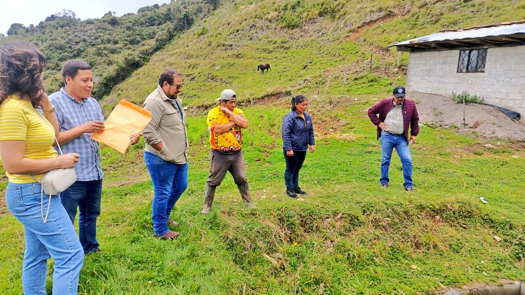 Agricultura_CZ6's tweet photo. #Cañar | Visitamos emprendimientos de productores en la parroquia #Taday y #Pindilig y entregamos certificados de la Agricultura Familiar Campesina que les permitirá vincularse a espacios de comercialización directa y recibir beneficios del #Estado.
#ElNuevoEcuador https://t.co/Usuh1j8sF3