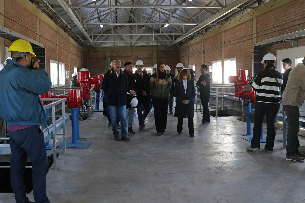 Rolo_Figueroa's tweet photo. PLANIFICAMOS LA GESTIÓN DEL AGUA EN LA CONFLUENCIA PARA LOS PRÓXIMOS 20 AÑOS

Supervisamos el avance de una mega obra que permitirá duplicar el abastecimiento de agua potable en Neuquén capital, Plottier, Centenario y Vista Alegre. 

Se trata del abastecimiento a la meseta y la ampliación de capacidad de potabilización de la planta de Mari Menuco, que atenderá la demanda creciente de las cuatro localidades.

Es la obra de agua más importante que realizaremos durante esta gestión, por la inversión que se requiere y el impacto que tendrá cuando esté finalizada. Un cambio en la calidad de vida pensando en las futuras generaciones de neuquinos.