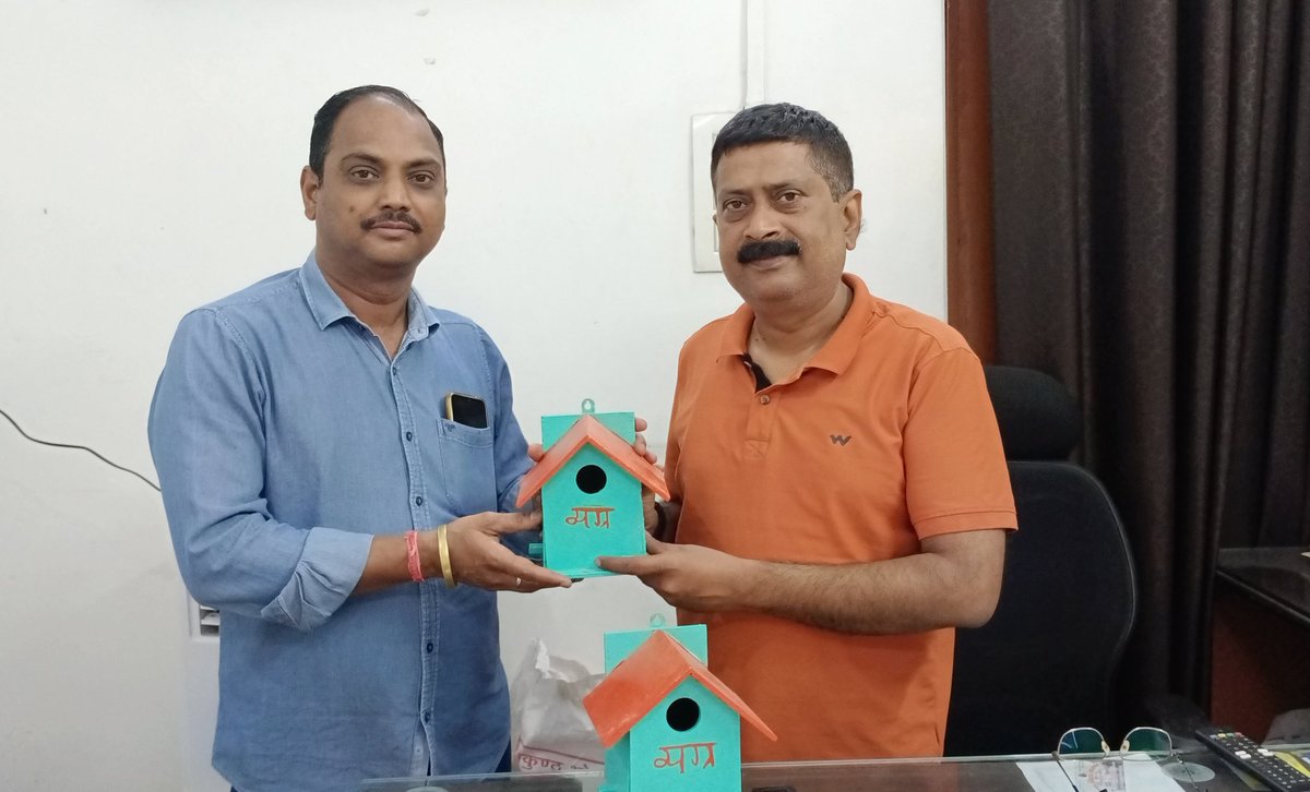 VyagraF's tweet photo. #वाराणसी में #रानीपुर के श्री नीरज गुप्ता जी जुड़े व्यग्र फाउंडेशन के गौरैया संरक्षण के मुहिम से.. #गौरैयाकालोनी #व्यग्रफाउंडेशन #neturevideo #sparrowphotography #sparrow #sparrowsnest #neture @narendramodi @richaanirudh https://t.co/nRTW20hNkV