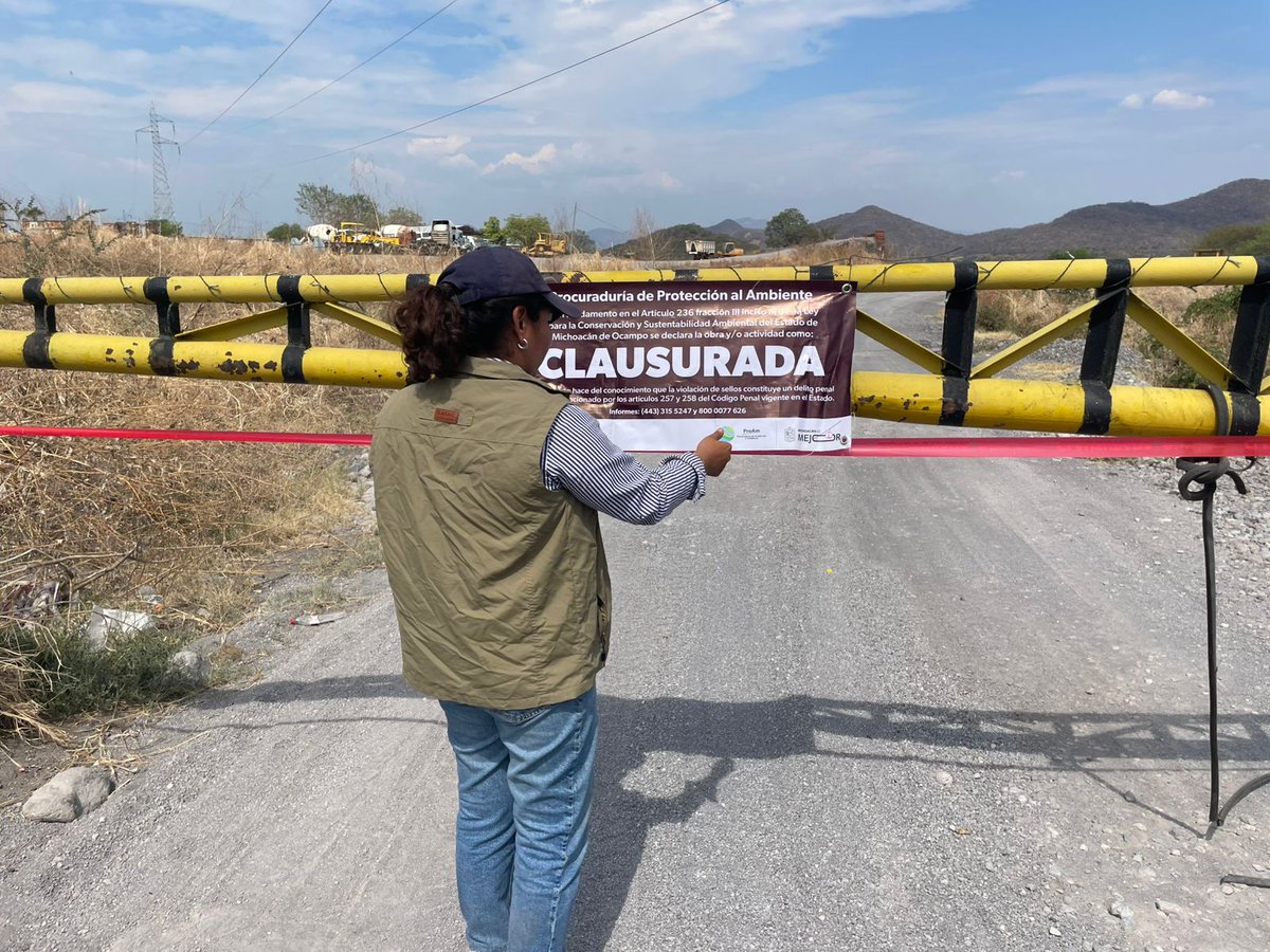 proammich's tweet photo. En Múgica clausuramos un banco de materiales al incumplir las medidas correctivas señaladas en un procedimiento administrativo iniciado anteriormente por esta dependencia. Asimismo inspeccionamos su basurero municipal.
 #MichoacánEsMejor https://t.co/6ne2Z2Z095