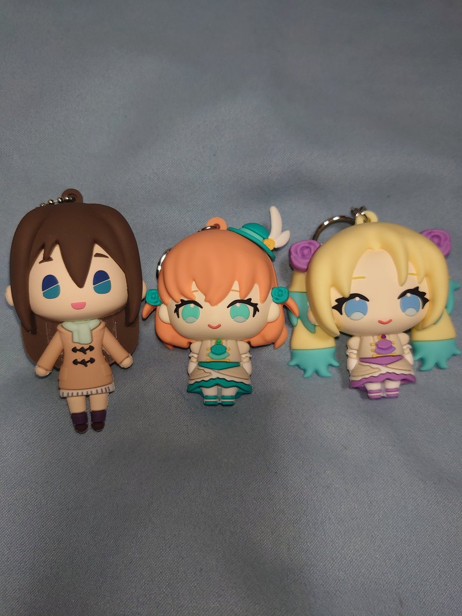 JOU_C_MAY's tweet photo. 蓮のラバーフィギュア買ってみた。虹のやつと結構違うかんじ。おまけで新しく買ったおそろいぬいぐるみのおうち。 https://t.co/Dfe8Ieu85q