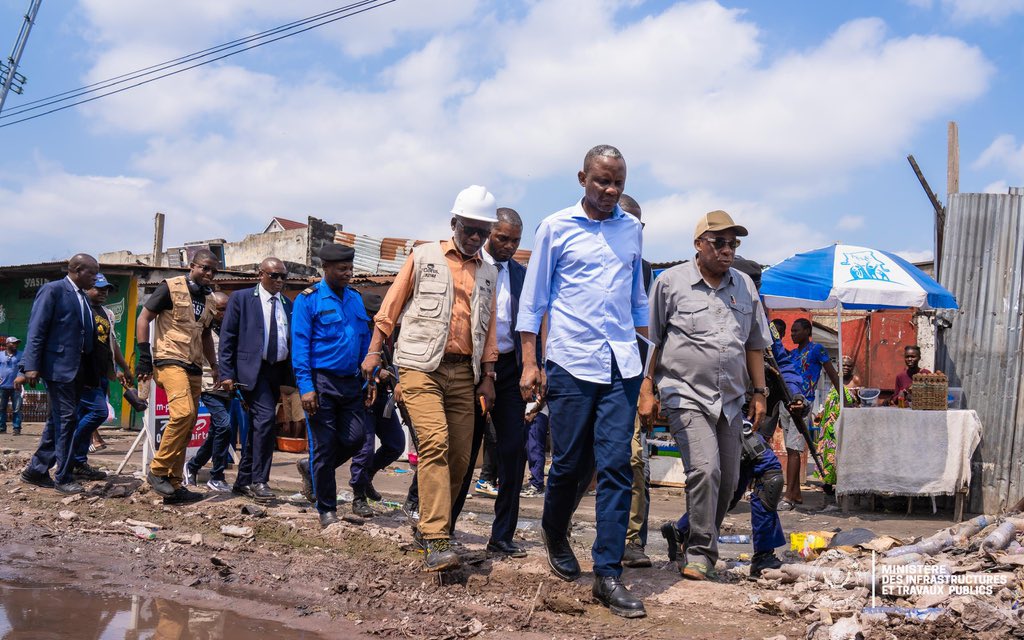 manya_serge's tweet photo. #Ngaba : fini le calvaire de l’avenue Kianza !

À peine rentré de Kampala, le Ministre des ITP John Banza Lunda est descendu sur terrain et a ordonné la reprise immédiate des travaux sur cette artère stratégique de Kinshasa.

- Route reconstruite en béton armé  
- Budget renforcé pour une solution durable  
- Ultimatum de 45 jours à l’OVD

Sous instruction du Président Félix Tshisekedi, le gouvernement promet enfin une réponse concrète au cri de détresse de la population de Ngaba. Le compte à rebours est lancé. 🇨🇩