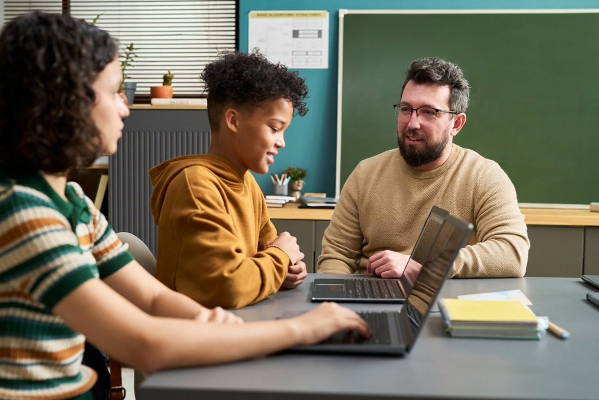 NMSI's tweet photo. Students are already using AI—so how do we help them use it well? Our new blog explores how educators can guide responsible AI use and why professional development matters more than ever. https://t.co/u3hP3Iu9Nu 

#STEM #AIinEducation https://t.co/BO61hS3T7z