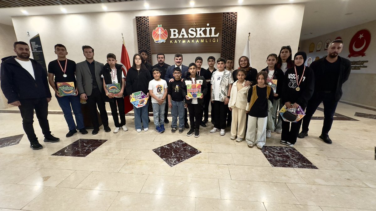 baskil_kaymakam's tweet photo. Akıl ve Zeka Oyunları Elazığ İl Finali’nde dereceye giren öğrencilerimiz, Kaymakamımız Sn.Muhammed Enes ÇIKRIK’ı ziyaret etti.
 
Kaymakamımız, 5-7 Haziran tarihleri arasında Konya’da düzenlenecek olan Türkiye Finali’ne katılacak öğrencilerimizi tebrik ederek başarılar diledi. https://t.co/0RVyocvGqw
