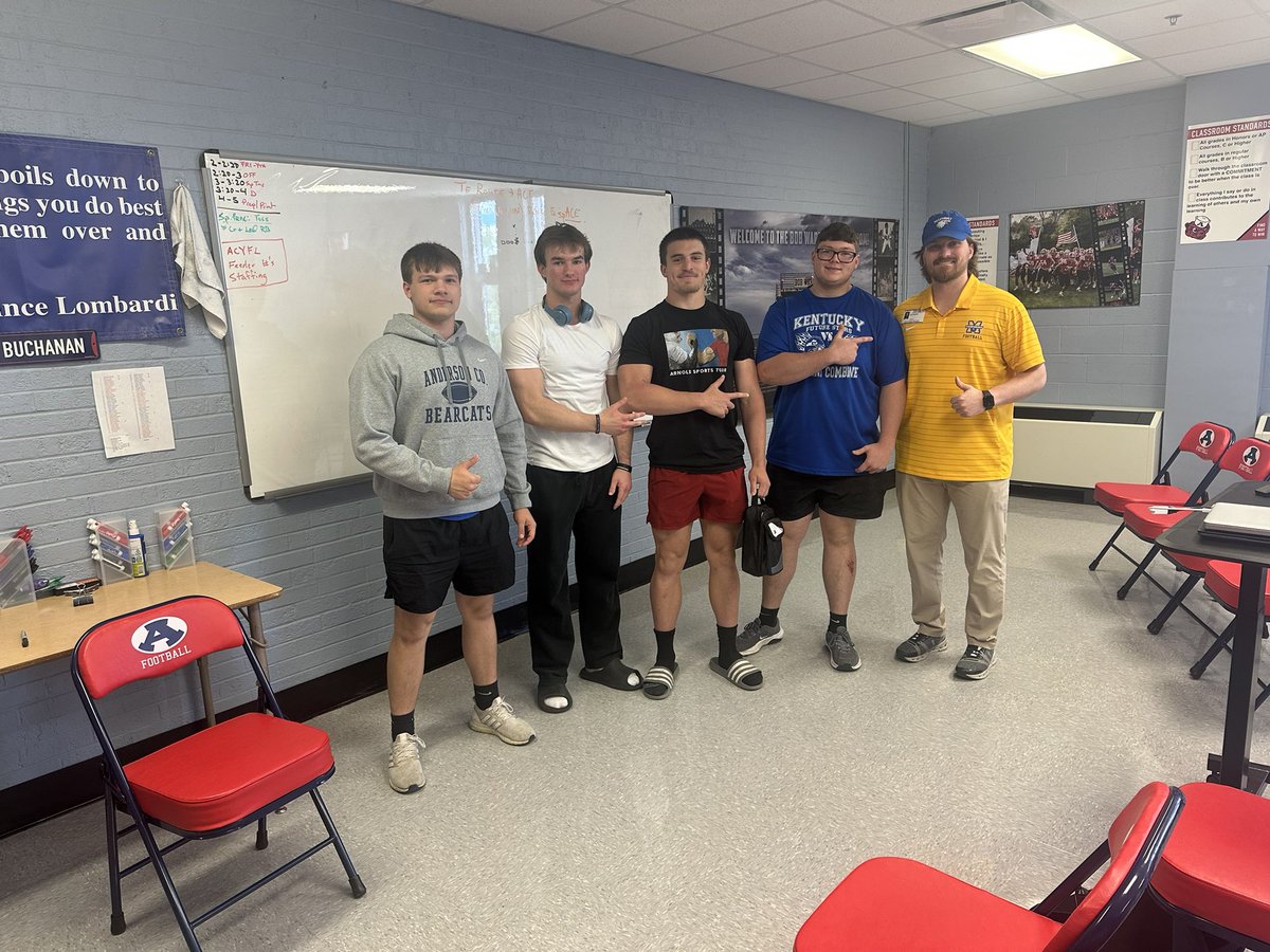 ACbearcatFB's tweet photo. Thank you to coach RUSSELL from Midway 🏈 for coming to visit our guys! #FindAWayToWin
#PlayerDevelopment #BandOfBrothers https://t.co/Odgv8vNNI0