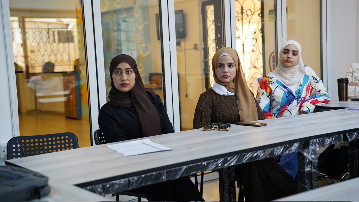 JusticeCntr's tweet photo. نقاشات وتفاعل وأسئلة مهمة حول بيئة العمل وحقوق العاملين خلال جلسة توعوية قانونية بعنوان “حقوق العامل وواجباته”، تم تنفيذها في مساحة ليوان الشبابية، بمشاركة عاملين وعاملات من مجالات مهنية مختلفة في القطاع الخاص. https://t.co/3qdOJxfrdh