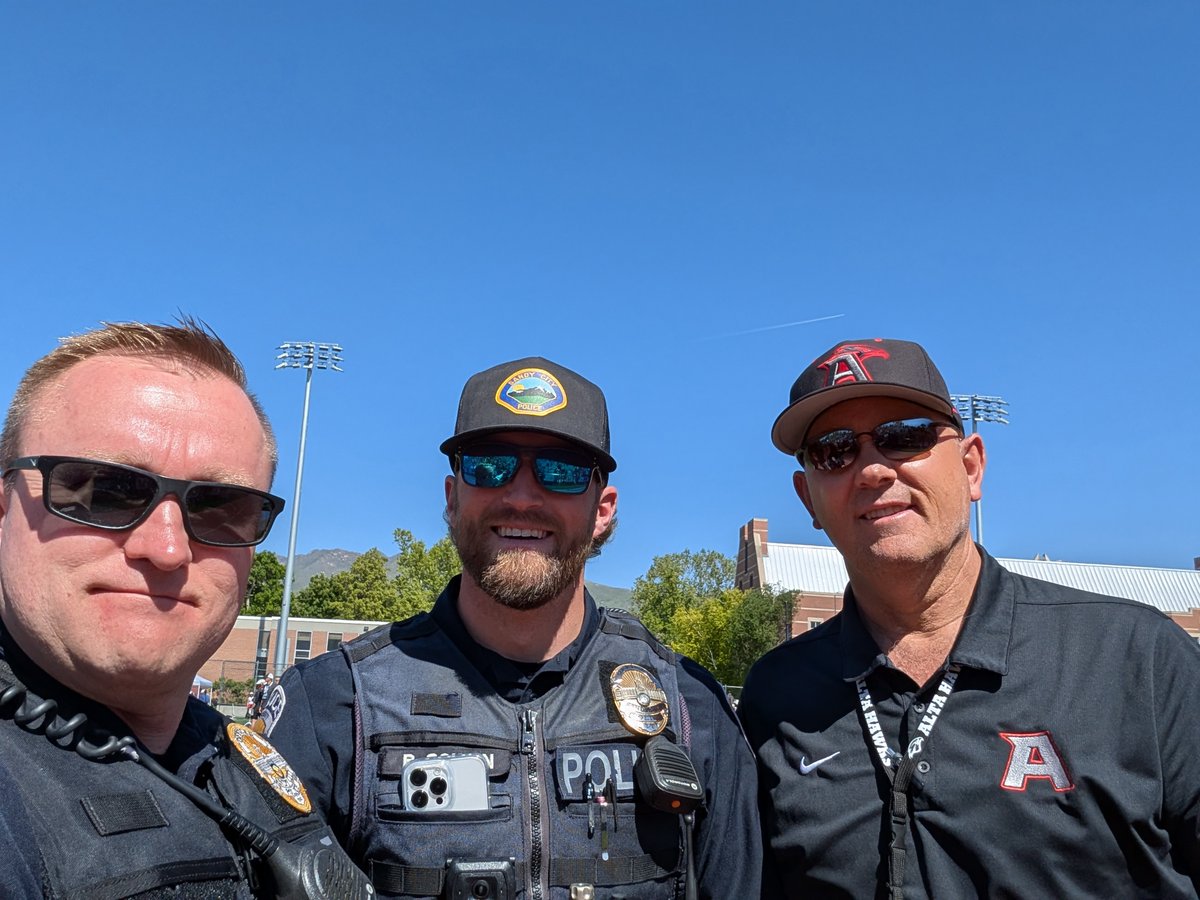 Sandy_Police's tweet photo. Through educational initiatives, events, or daily interactions at school, our SRO's recognize the significance of forming positive bonds with students. These relationships promote trust, safety, and respect—values that benefit not just the children but the community!#SRO https://t.co/1iYgng97nH