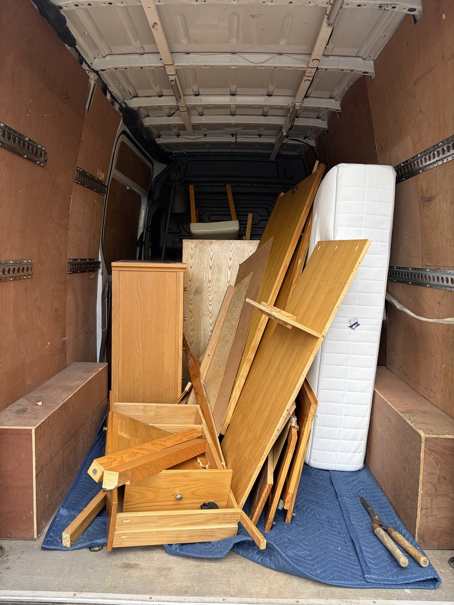 DeliverEasyLtd's tweet photo. First-floor flat waste removal completed in Winchmore Hill ✅

We cleared a large wardrobe, 2 small side tables, dining table &amp; 4 chairs, a lamp, and a mattress — all loaded safely and removed without hassle.

Unwanted waste taking up space? DeliverEasy can get it cleared. https://t.co/aofizLltZ9
