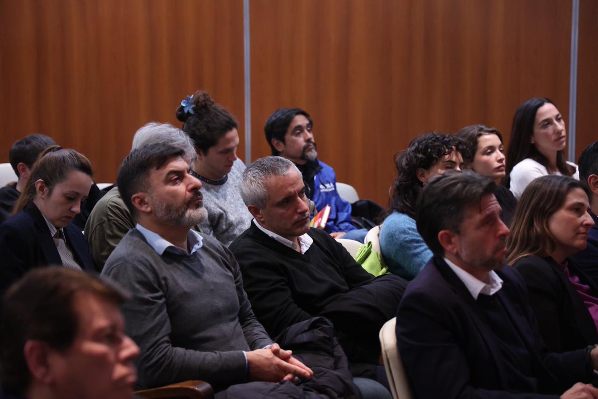 APDFApuertosOK's tweet photo. APDFA presente en la apertura de la Mesa de Diálogo “Trabajo en Plataformas: Estado, Empresas y Derechos. Una discusión de este tiempo a la luz del precedente Rappi”, realizada en la Casa de la Provincia de Buenos Aires.

Encabezaron la mesa de diálogo el Ministro de Trabajo de la Provincia de Buenos Aires, compañero Walter Correa, y el Diputado Nacional Hugo Antonio Moyano, entre otros referentes del ámbito sindical, político y académico.

Participaron de la actividad el Secretario General Adjunto Ferroportuario, Artemio Zufriategui, y el Secretario de la Seccional Buenos Aires Sur, Isaías Migueles, acompañando este espacio de debate impulsado en el marco del camino hacia el Primer Congreso Bonaerense del Trabajo.

Durante la jornada se abordaron los ejes de Marco Jurídico, Política Pública e Iniciativa Legislativa vinculados al trabajo en plataformas.