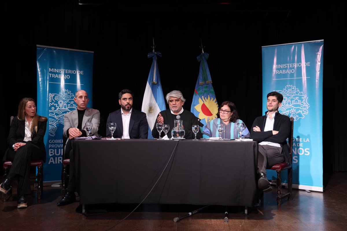APDFApuertosOK's tweet photo. APDFA presente en la apertura de la Mesa de Diálogo “Trabajo en Plataformas: Estado, Empresas y Derechos. Una discusión de este tiempo a la luz del precedente Rappi”, realizada en la Casa de la Provincia de Buenos Aires.

Encabezaron la mesa de diálogo el Ministro de Trabajo de la Provincia de Buenos Aires, compañero Walter Correa, y el Diputado Nacional Hugo Antonio Moyano, entre otros referentes del ámbito sindical, político y académico.

Participaron de la actividad el Secretario General Adjunto Ferroportuario, Artemio Zufriategui, y el Secretario de la Seccional Buenos Aires Sur, Isaías Migueles, acompañando este espacio de debate impulsado en el marco del camino hacia el Primer Congreso Bonaerense del Trabajo.

Durante la jornada se abordaron los ejes de Marco Jurídico, Política Pública e Iniciativa Legislativa vinculados al trabajo en plataformas.