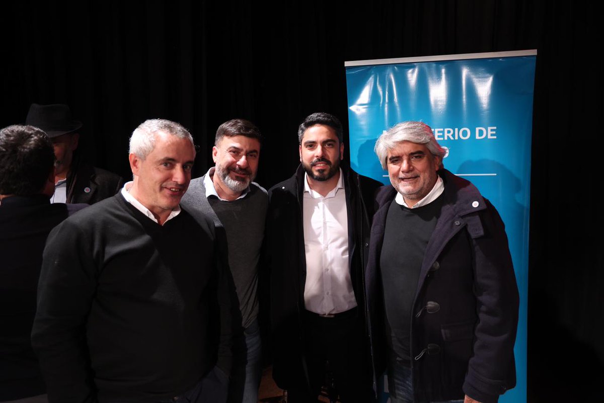 APDFApuertosOK's tweet photo. APDFA presente en la apertura de la Mesa de Diálogo “Trabajo en Plataformas: Estado, Empresas y Derechos. Una discusión de este tiempo a la luz del precedente Rappi”, realizada en la Casa de la Provincia de Buenos Aires.

Encabezaron la mesa de diálogo el Ministro de Trabajo de la Provincia de Buenos Aires, compañero Walter Correa, y el Diputado Nacional Hugo Antonio Moyano, entre otros referentes del ámbito sindical, político y académico.

Participaron de la actividad el Secretario General Adjunto Ferroportuario, Artemio Zufriategui, y el Secretario de la Seccional Buenos Aires Sur, Isaías Migueles, acompañando este espacio de debate impulsado en el marco del camino hacia el Primer Congreso Bonaerense del Trabajo.

Durante la jornada se abordaron los ejes de Marco Jurídico, Política Pública e Iniciativa Legislativa vinculados al trabajo en plataformas.