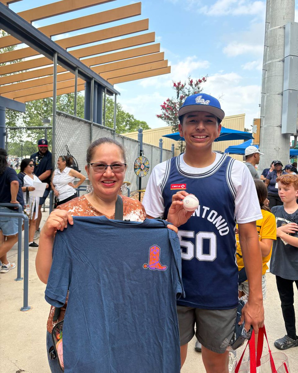 TxOrganSharing's tweet photo. This past weekend we had our first of many Missions Baseball games this season! 
Thank you to our amazing volunteers and staff and our friends San Antonio Missions.
Stay tuned for many more throughout the year! To volunteer with us please visit https://t.co/ikE2RZfnOE https://t.co/GWAXakmx4r