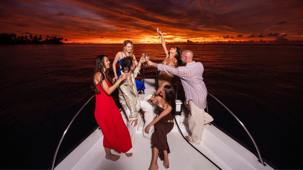 KandimaMaldives's tweet photo. Sunset cruise, music playing, and the ocean as your dance floor. Who’s coming aboard? 🚤✨
#KandimaMaldives #AnythingButOrdinary #MyKindOfPlace https://t.co/lZ9MjokLHo