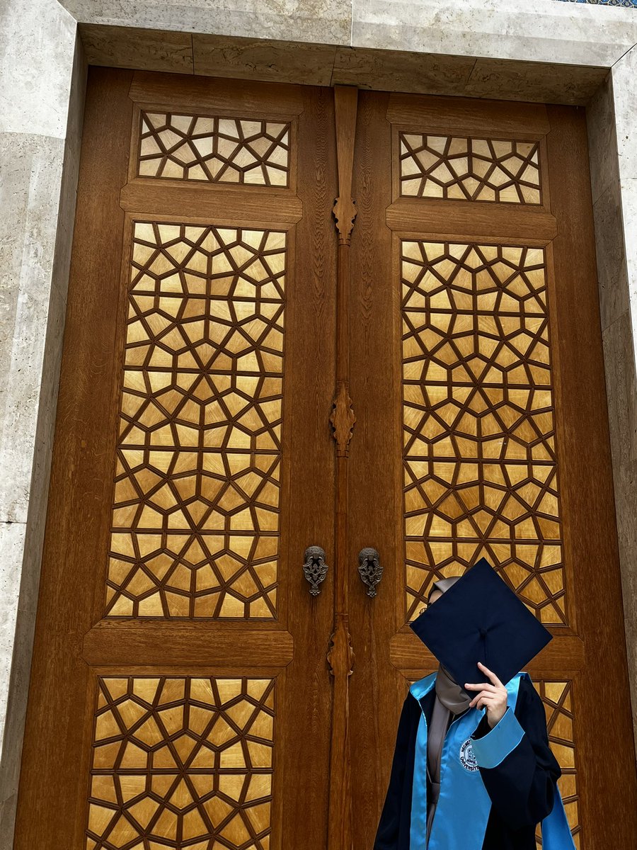 cmlbusrak's tweet photo. Bin parçaya bölünmüş Büş’ün bir oluş hikayesini yaşatan Rabbime Hamdolsun 🪷🕊️

#mezuniyet https://t.co/fOolD7KuTB