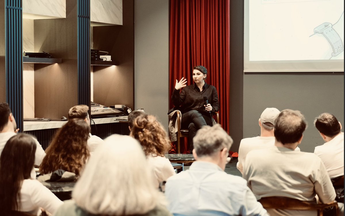 nesibekiris's tweet photo. Dün akşam @fatihguner ve @komunitecomtr  sayesinde çok özel bir Claude Community etkinliği gerçekleştirdik. Salon full doluydu, ara verelim mi diye sordum kimse istemedi. İki saat boyunca YZ etiğinin birçok başlığını konuştuk. Pratik çıktılara da baktık elbette, frontier lab’lerin politikalarını kıyasladık. OpenAI, Anthropic, Google gibi şirketlerin güvenlik yaklaşımındaki farkları konuştuk. Bir şirket neden daha kapalı davranıyor, diğeri neden daha şeffaf görünmeye çalışıyor, “safety” dedikleri şey gerçekten ne kadar güvenli, bunları tartıştık.

Planlar arasındaki gizlilik farklarına baktık. Hangi model neyi logluyor, hangi tool hangi veriye erişebiliyor, enterprise kullanıcılarına ne vaat ediliyor ama gerçekte ne oluyor… İnsanlar inanılmaz detaylı sorular sordu. Burcu Hocam soru-cevap kısmında 10’dan fazla soru aldığımızı söyledi. Etkinlik 21.30 gibi bitti ama aslında bitmedi. Dışarı çıktık, kapının önünde hâlâ YZ konuşuyorduk.

Bence en kıymetli tarafı şuydu:

İnsanlar artık sadece “hangi model daha iyi”yi konuşmuyor. Gücü, mahremiyeti, veri politikalarını, güvenliği, şirketlerin sorumluluğunu sorguluyor. Ve açıkçası buna gerçekten ihtiyacımız var. Çünkü teknoloji çok hızlandı ama etik tarafındaki tartışmalar hâlâ yetişmeye çalışıyor.
Dün akşam gelen, dinleyen, soru soran herkese tekrar teşekkür ederim. Böyle topluluklar insana umut veriyor.