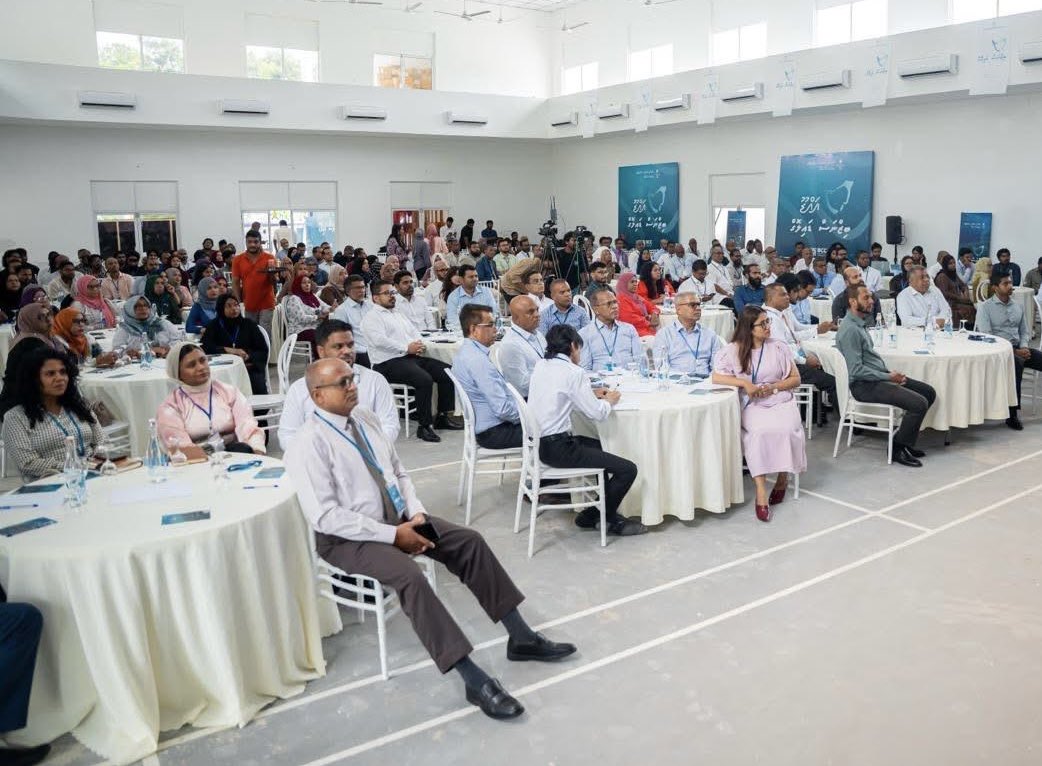 MFAORmv's tweet photo. އަތޮޅުތެރޭގެ އިގްތިސާދު ފުޅާކުރުމުގެ ގޮތުން ކުދި އަދި މެދު ފަންތީގެ ވިޔަފާރިތައް ބައްޓަންކުރެވޭނެ ގޮތްތަކާއި އަދި  އެފަރާތްތަކުގެ ބައިވެރިވުން އިތުރު ކުރުމުގެ ގޮތުން މިނިސްޓްރީ އޮފް އިކޮނޮމިކް ޑިވެލޮޕްމެންޓް، ޓްރާންސްޕޯޓް އެންޑް ޓްރޭޑްގެ ފަރާތުން އައްޑޫ ސިޓީގައި ކުރިއަށްގެންދިޔަ "އައްޑޫ ބިޒްނަސް ޑައިލޮގް" ގައި މިނިސްޓްރީގެ ފަރާތުން ބައިވެރިވެއްޖެ.

މޭ މަހުގެ 13 އިން 14 އަށް އައްޑޫސިޓީ ހިތަދޫ ސްކޫލްގައި ކުރިއަށް ގެންދެވުނު މި ޑައިލޮގްގައި މިނިސްޓްރީގެ ފަރާތުން ވަނީ، އެ ސިޓީގައި މިނިސްޓްރީގެ ފަރާތުން ކުރިއަށް ގެންދާ އަދި ކުރަން ރޭވިފައި ހުރި  މަޝްރޫއުތަކުގެ މައުލޫމާތު ހިއްސާކޮށްފައި. 

މިނިސްޓްރީގެ ފަރާތުން މި ޑައިލޮގްގައި  ބައިވެރިވެ ވަޑައިގެންނެވީ ސްޓޭޓް މިނިސްޓަރ އައިމިނަތު ހުސެން ޝަރީފް، ސްޓޭޓް މިނިސްޓަރ އަހްމަދު ހަސަން ދީދީ އަދި ސީނިއަރ ޕޮލިޓިކަލް ޑައިރެކްޓަރ ހައްވާ މުހައްމަދު.
#AdduBusinessDialogue @BCC_mv @MoEDmv