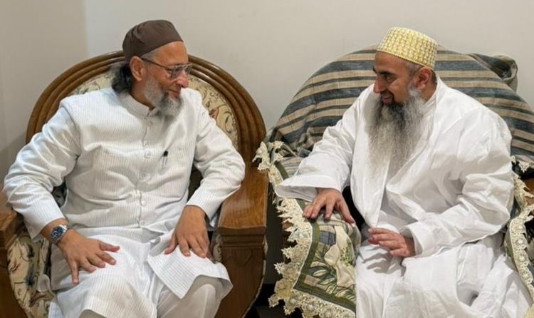 Bohras_India's tweet photo. During his recent visit to Secunderabad, Telangana, Shahzada Husain Burhanuddin met Mr. Asaduddin Owaisi, Hon. MP from Hyderabad &amp; President of @aimim_national. They discussed a range of matters concerning the community and society at large.

@asadowaisi @Dawoodi_Bohras https://t.co/bpIZ32qgWA
