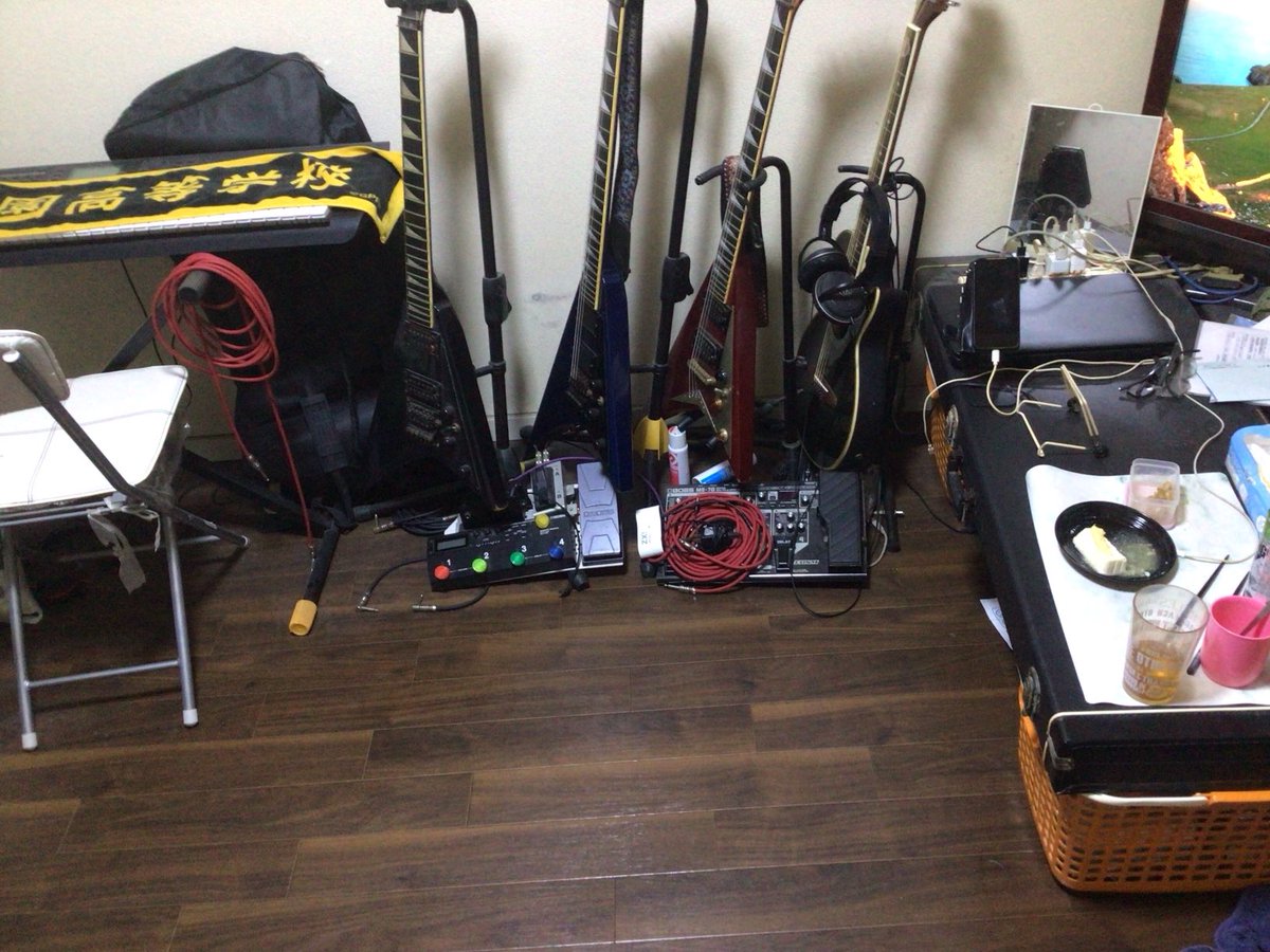 kicsey's tweet photo. 5、6年前かなー
ワシの家でキッチンの天井落下していっぱいお金貰った事件があったw
ワシの上に住んでる人がゴミ屋敷でこうなったw
だがwだがw
ウチのベーシストは、この事件でワシの家ゴミ屋敷だと思っていたみたいw
オイオイ！ワシは被害者なのに汚い部屋だったと思ってたらしい！普通じゃない？ https://t.co/SS7eybYUGI
