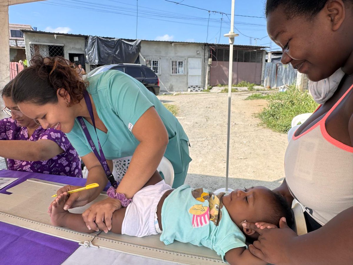 Salud_Guayas's tweet photo. #MSPEnTerritorio I Nuestro equipo de @Salud_Ec realizó brigada médica en la cooperativa #VencerOMorir3 de la Isla Trinitaria. 
Brindamos:
​✅ Atenciones médicas
✅ Vacunación para toda la familia
✅ Sensibilizaciones para prevención de enfermedades. https://t.co/XpX3qEMVfQ