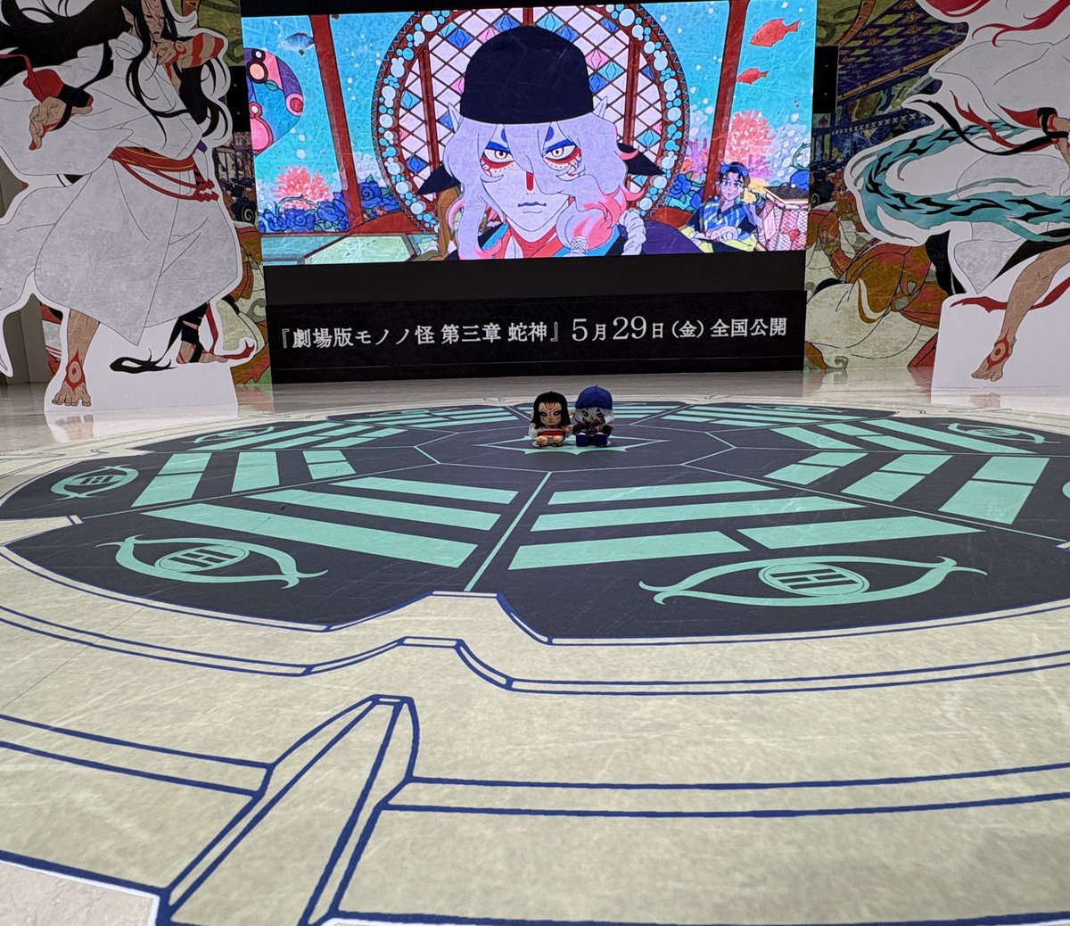 anime_mononoke's tweet photo. ／
『#劇場版モノノ怪 第三章 蛇神』特別展示
 in アニメイト池袋本店📣
＼  

床には大きな鏡が…⁉
薬売りたちのパネルと一緒に、ぜひ写真撮影を📸

#アニメイト池袋本店でモノノ怪展開中 を付けて
ぜひ写真や感想を投稿してください✨

🗓5月15日㈮~5月21日㈭
📍アニメイト池袋本店 1F エントランス広場