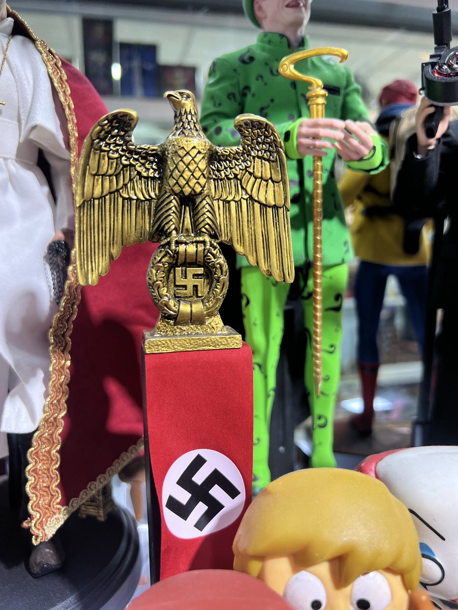 faboaraoz's tweet photo. Qué tal estás joyas (ironía) que me encuentro en una tienda en Bolivia???
Y habrá alguien que la tenga en su sala de estar…
Es jodido como esto puede estar en venta y fabricarse en alguna parte del mundo.
Para los nostálgicos supongo 🤢 https://t.co/Hb2iDUeG7L