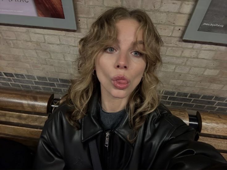 scretzorel's tweet photo. Qual vibe eu passo?

🍑 - primeiro amor.
🍉 - namorada.
🍎 - crush. 
🍒 - golpe.
🍓 - inesquecível.
🌶 - enviada pelo capeta.
🍷 - um beijo, 10 anos de terapia. https://t.co/3Z4HRZbLzV
