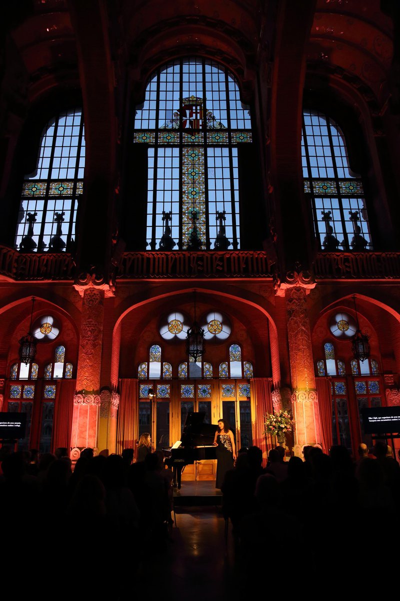 LIFEVictoriaBcn's tweet photo. “Prenguin nota d’aquest nom: Julie Roset” diu Jaume Radigales al @diariARA. 

La jove soprano francesa va debutar ahir al #LIFEVictoria2526 junt amb Susan Manoff, també en el seu debut aquí. 

Un programa 100% francès. À l’amour ❤️ MERCI ! https://t.co/N8Sbt6zO6M