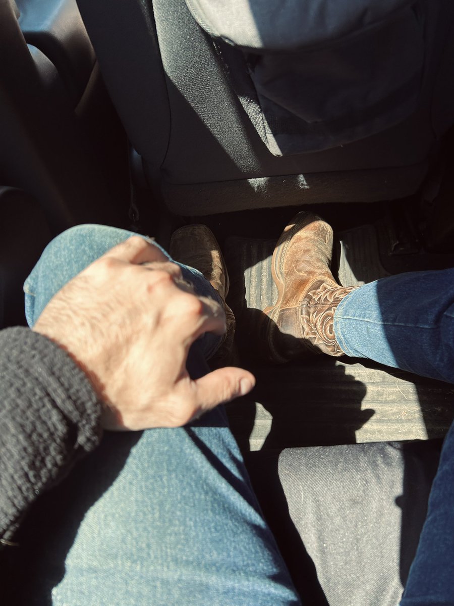 2AEnjoyer's tweet photo. Hand post, and boots sorta https://t.co/nZAXb8FTYq