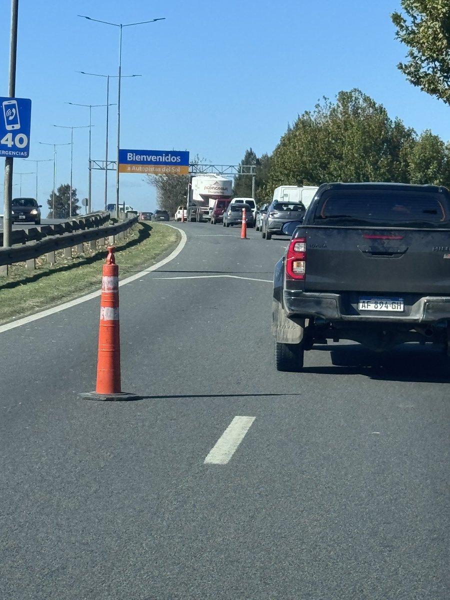 hernanlugrin's tweet photo. @AutopistadelSol donde les chupa un huevo ls gente , ellos cortan carriles a cualquier hora del día para cortar pasto, reparar luces etc. Y así generan siempre choques. https://t.co/Jm8qfkcq8S