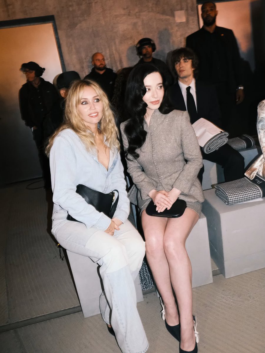 Miley Cyrus France tweet media