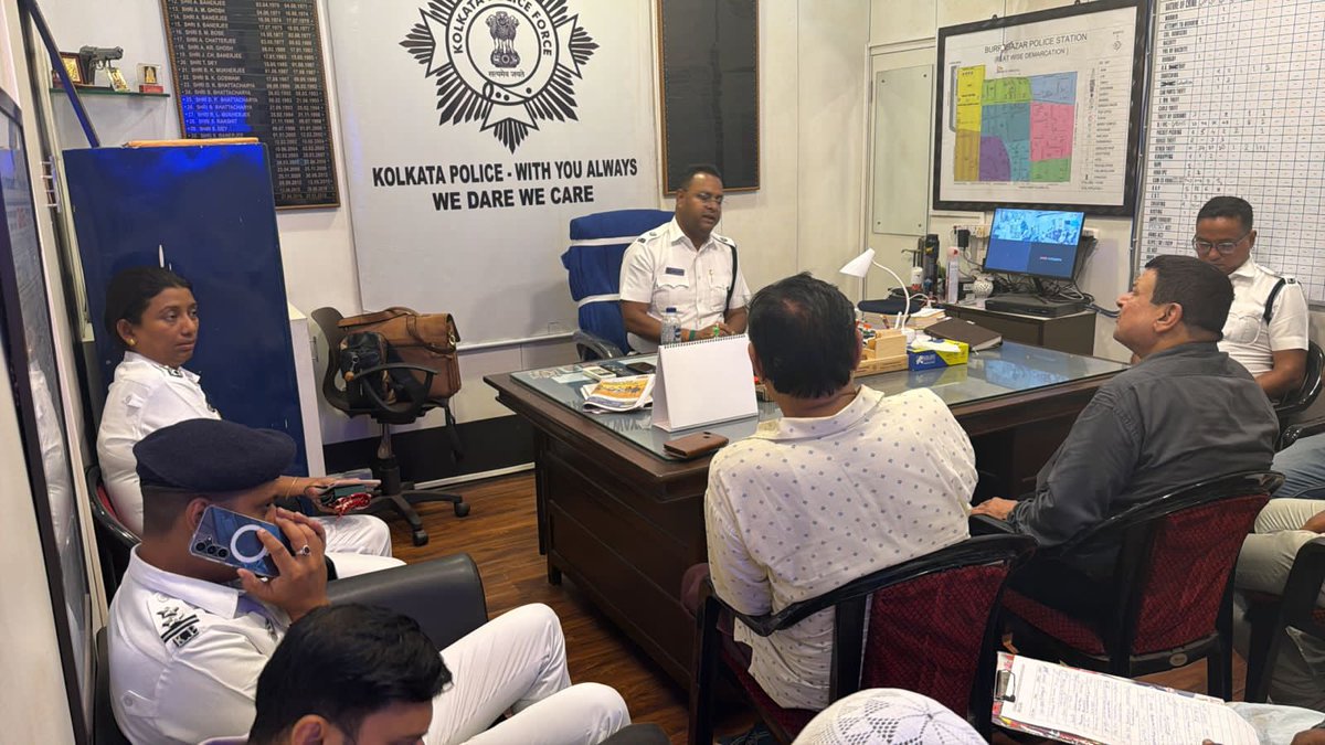 KPCentralDiv's tweet photo. This evening, a peace meeting took place at the Burrabazar PS building with representatives from various communities including Muslim, Hindu, &amp; Sikh. They were apprised of the latest Govt of West Bengal directives concerning animal slaughter regulations. 
#KolkataPolice https://t.co/6lMT6ggt7k