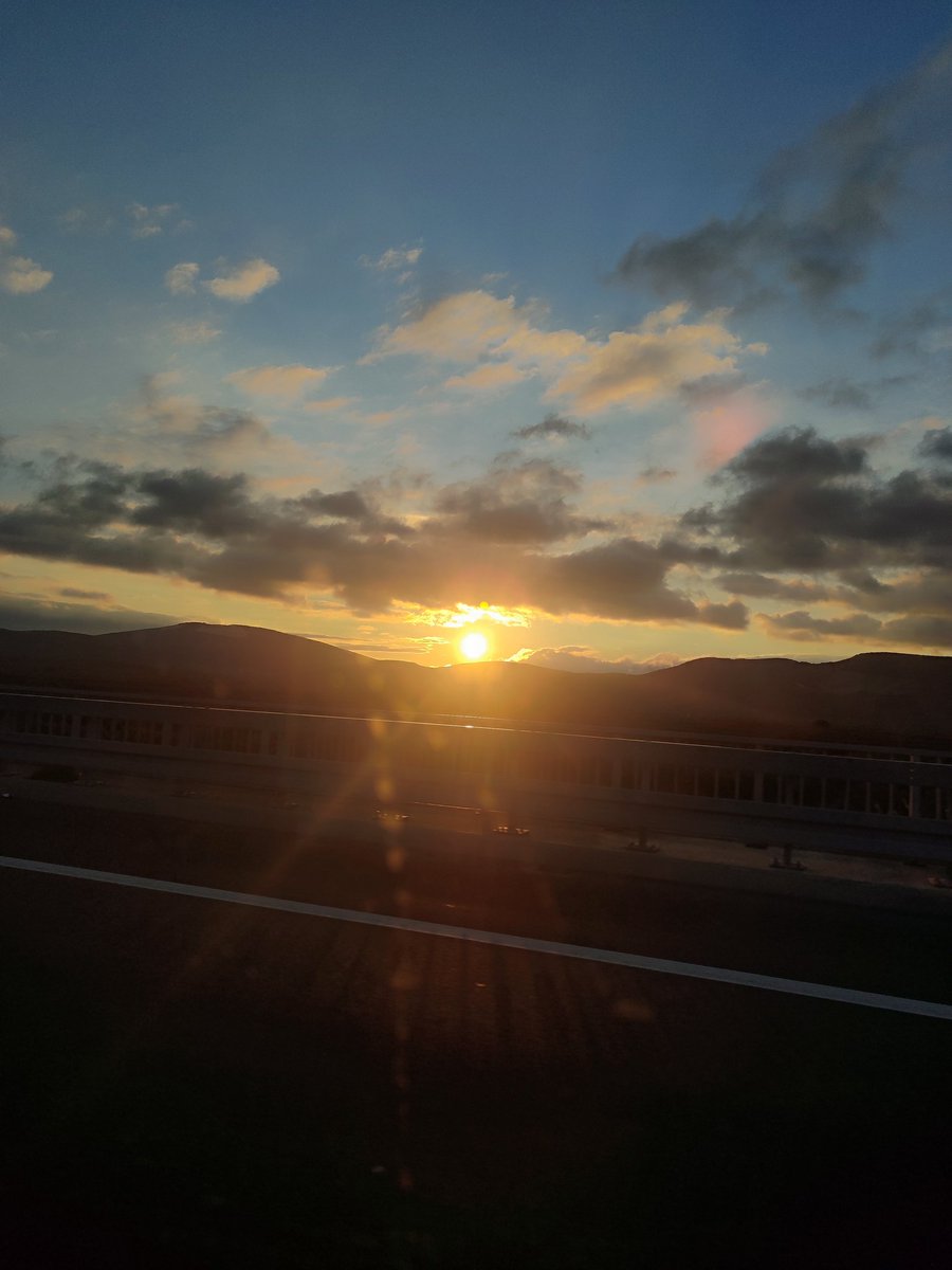 baharasyaay's tweet photo. Yaralarını göstermişti bana, canının ne kadar acıdığını ben de hissediyordum, beraber ağlamıştık. Bu kadar üzülen biri üzmez sanmıştım... https://t.co/4jogp09mWw