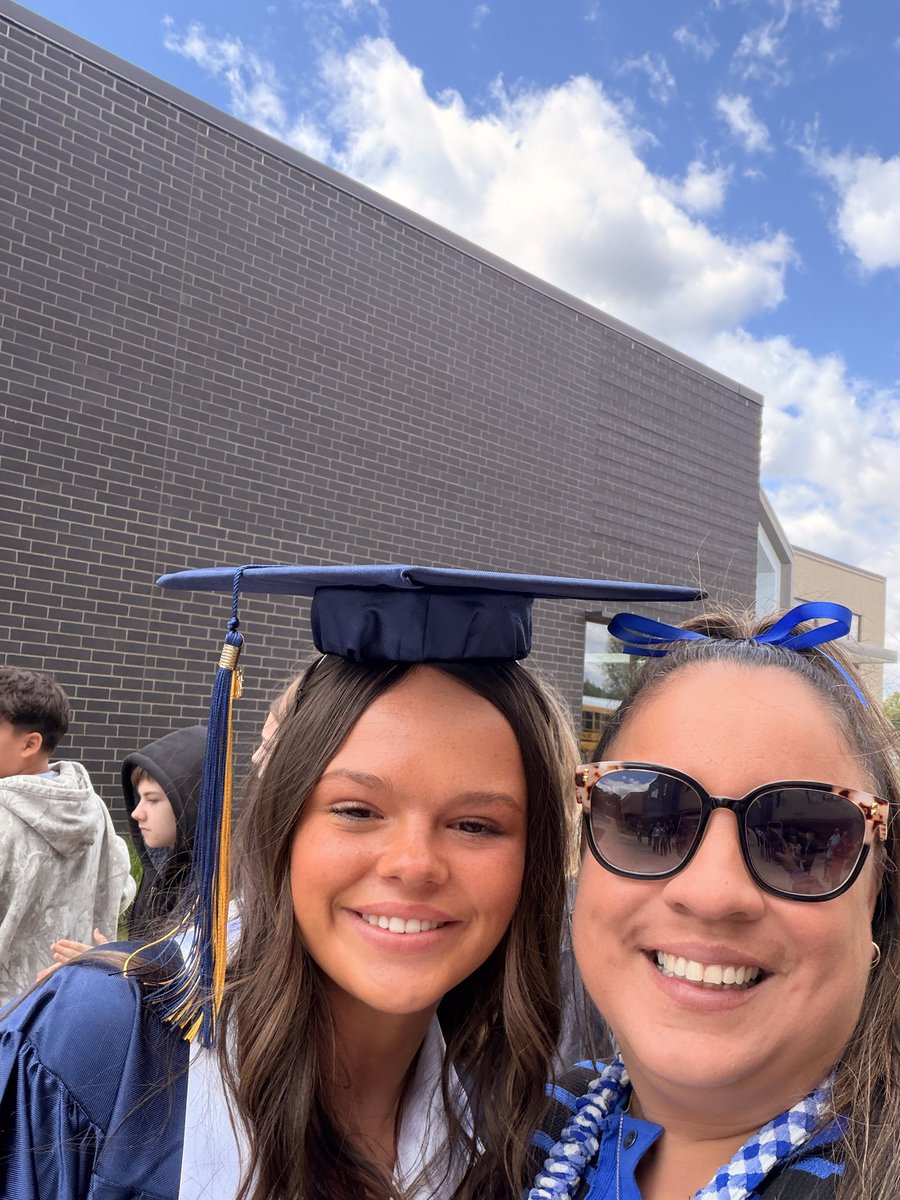 MrsBoydTMS's tweet photo. The best day! Congratulations Class of 2026! 💙💛 https://t.co/dgit6odg1i