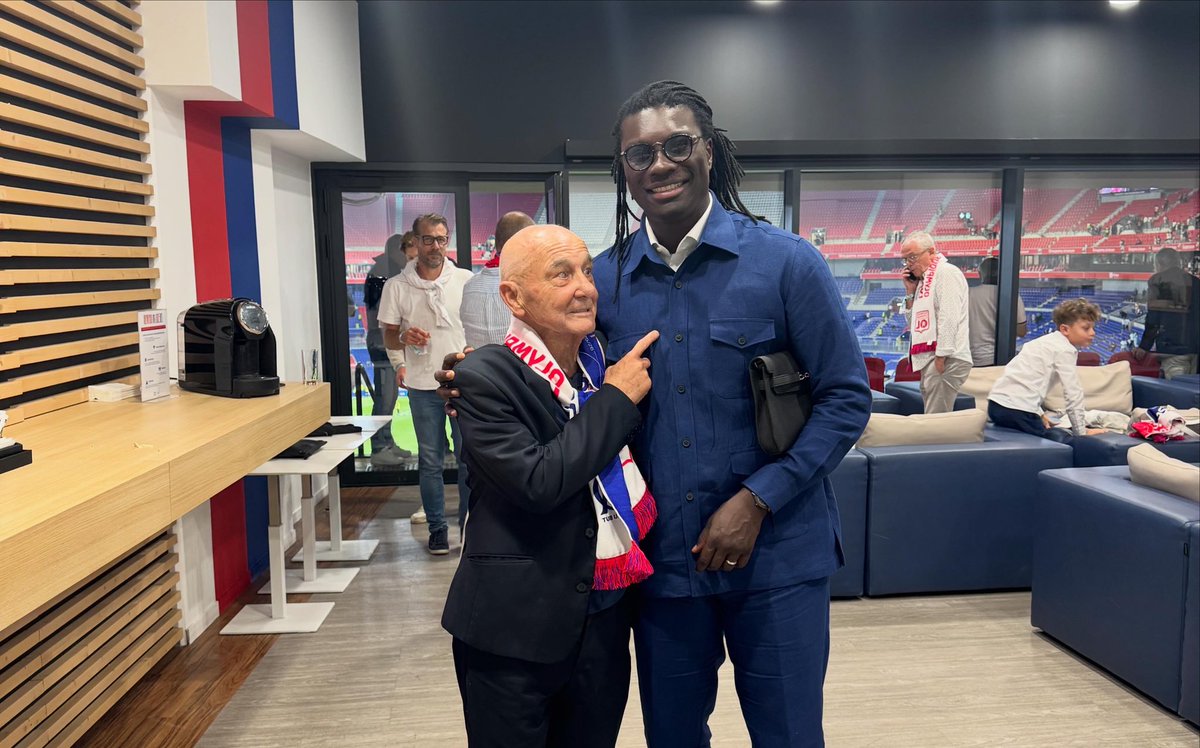 BafGomis's tweet photo. Une légende de l’Olympique Lyonnais s’en est allée… 🤍
Merci Flory Dinalo pour les conseils, la confiance et les moments partagés.
Grâce à Bernard Lacombe, j’ai eu la chance de connaître un grand homme.
Deux fidèles amis désormais réunis. 🙏🏿❤️🕊️ https://t.co/ED80cJaNfx