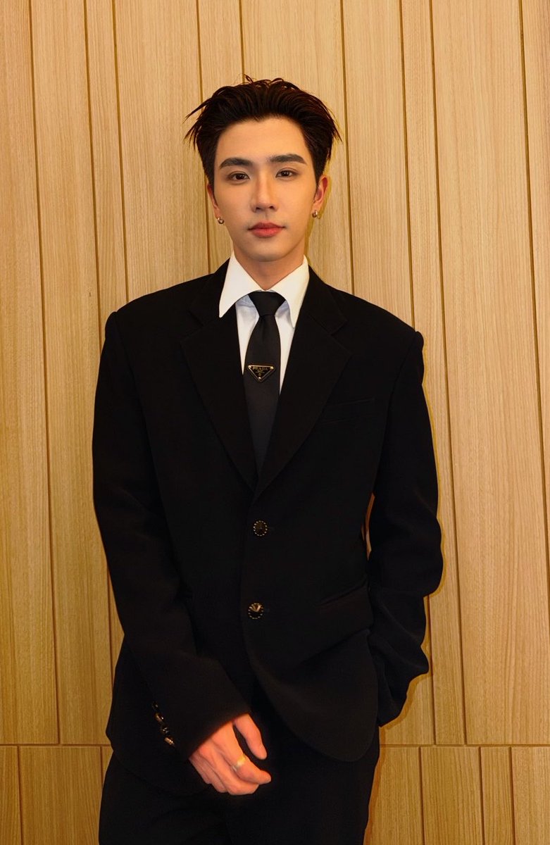 YoonminsBlckCat's tweet photo. I hope the angsty, enemies to lovers series's already in cooking, cuz if not, I don't even know what gmm's doing atp 🧐 ...They waste all the potential right under their noses... just look at him 🫪😮‍💨🏳️

PERTH DOMIIA ENGAGE IN KAZZ

#KAZZAWARDS2026xPerth 
#PerthTanapon 
cr. 📸🙏🏼 https://t.co/EfsDAGn10o