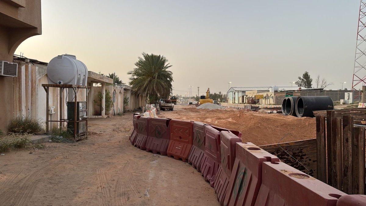 salgifari's tweet photo. الموقع: مدينة بريدة – حي حويلان

نفيد بضرورة توجيه المقاول بالالتزام بتطبيق اشتراطات وإجراءات السلامة اللازمة في موقع العمل، وذلك من خلال وضع اللوحات والعلامات التحذيرية للمشاة، وتأمين الإضاءة المناسبة في مناطق الأعمال والحفريات.

كما نؤكد على أهمية فتح وتأمين مداخل آمنة لأصحاب المنازل والسكان، بما يضمن عدم تعريضهم لخطر السقوط أو الإصابة، وتمكينهم من الوصول إلى منازلهم بسهولة ويسر طوال فترة تنفيذ الأعمال.

نأمل سرعة اتخاذ الإجراءات اللازمة ومعالجة الملاحظة حفاظًا على سلامة السكان والمارة