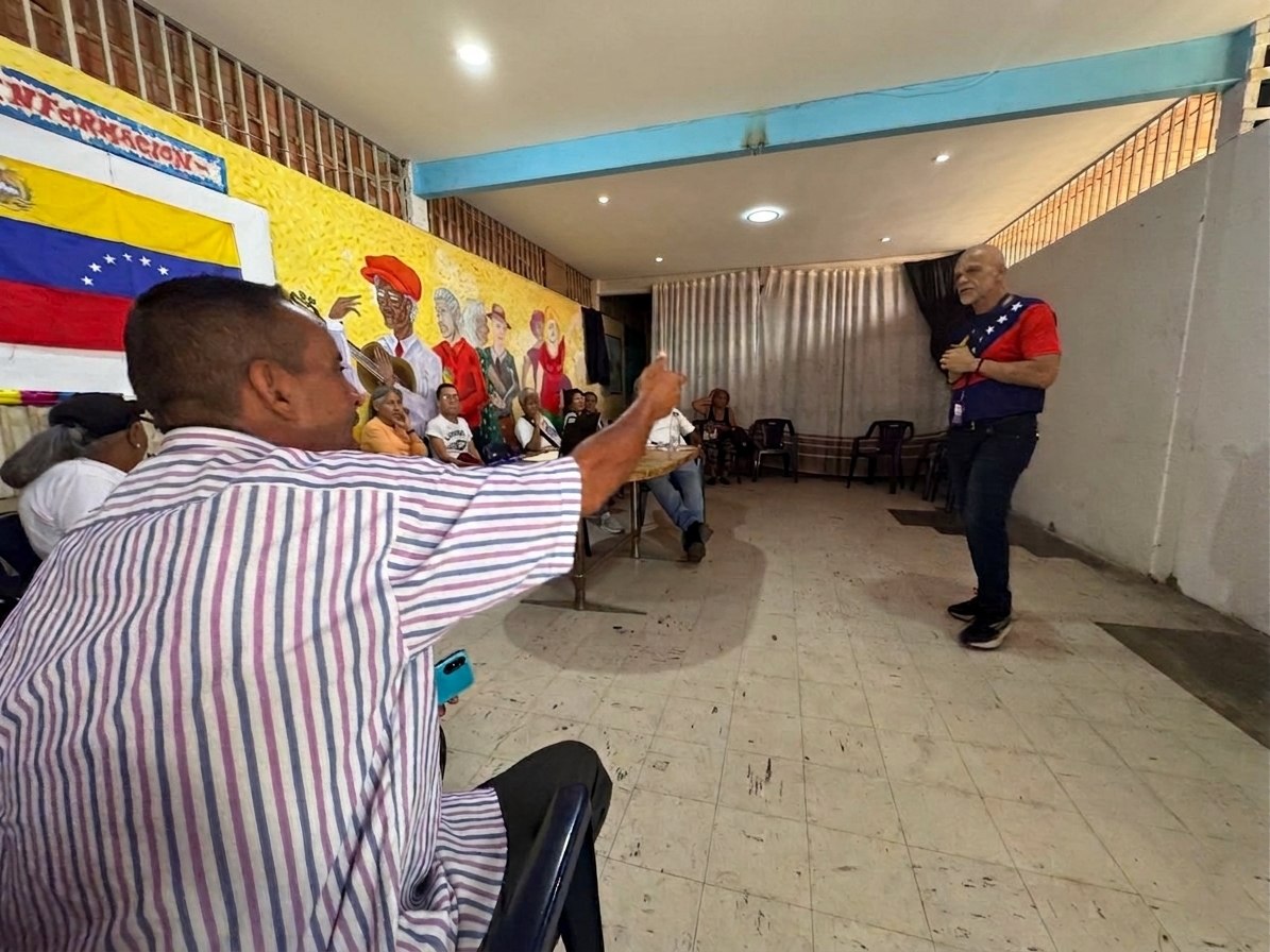CGRVenezuela's tweet photo. #CGR | El Programa formativo Adultos y Adultas Mayores, Abuelos y Abuelas Contralores, realizó un taller teórico práctico en aras de impulsar la participación ciudadana de los integrantes del Club de Abuelos El Samán, ubicado en el sector de Lídice de la parroquia La Pastora. https://t.co/PwczayLNM9