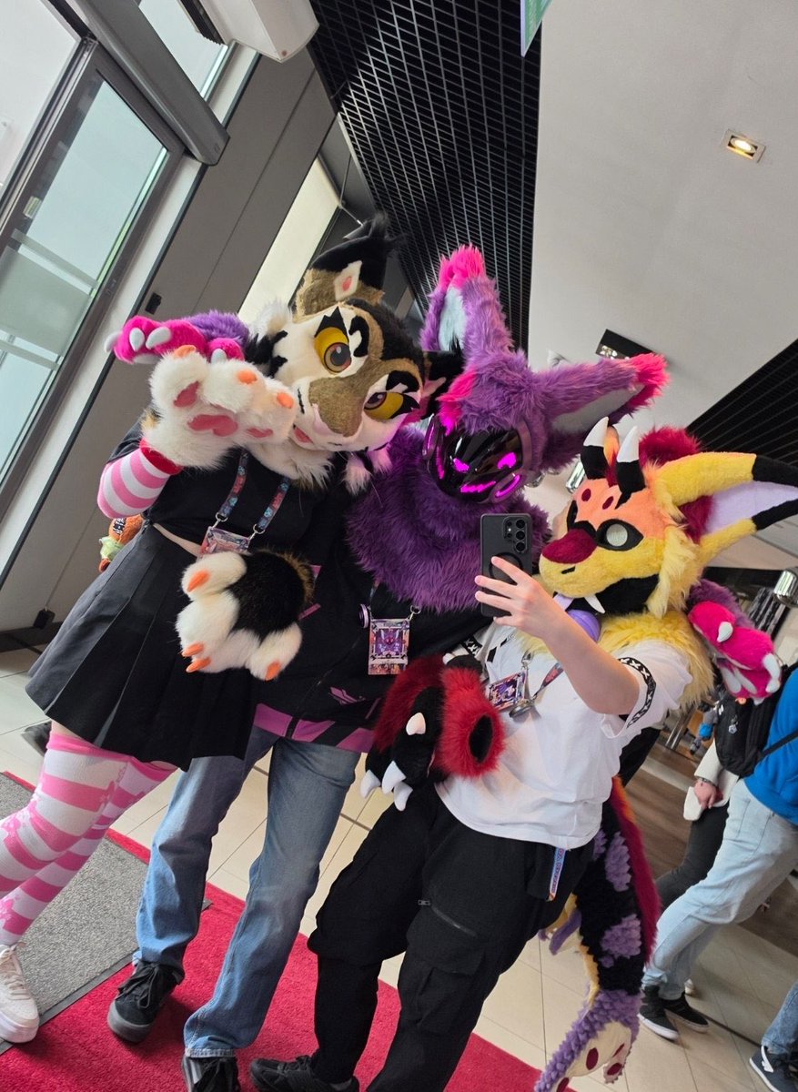 Pentaagonkaa's tweet photo. Been pretty quiet here lately, but I wanna share a little update :3

I feel like I’m really blooming lately focusing on myself, amazing friendships, and new hobbies like squash and kickboxing. Thank you to all my friends for supporting me, I wouldn’t feel this good without you ❤️ https://t.co/NiOgAo6wO2